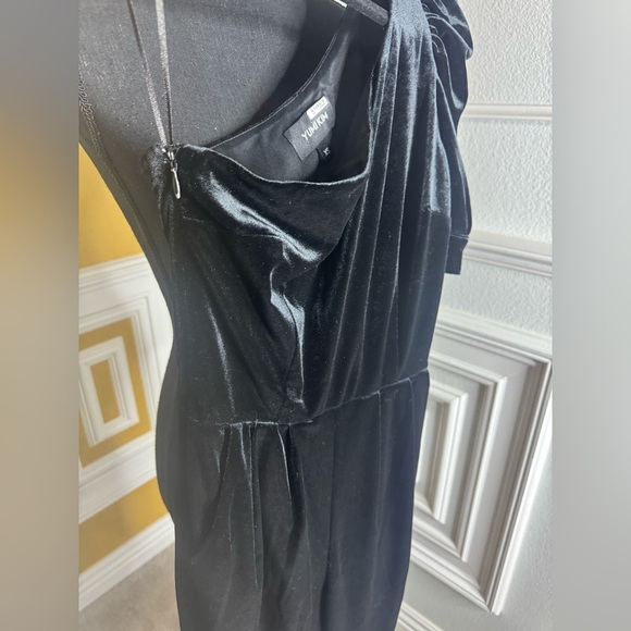 Elegant Black One-Shoulder Jumpsuit - Picture 4 of 8